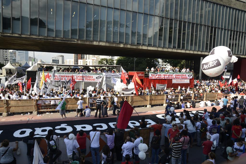 IT_professores_na_paulista_Foto_Inacio_Teixeira_24-04-2015-02