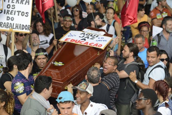 SP: Professores vão ao STF contra corte de salários