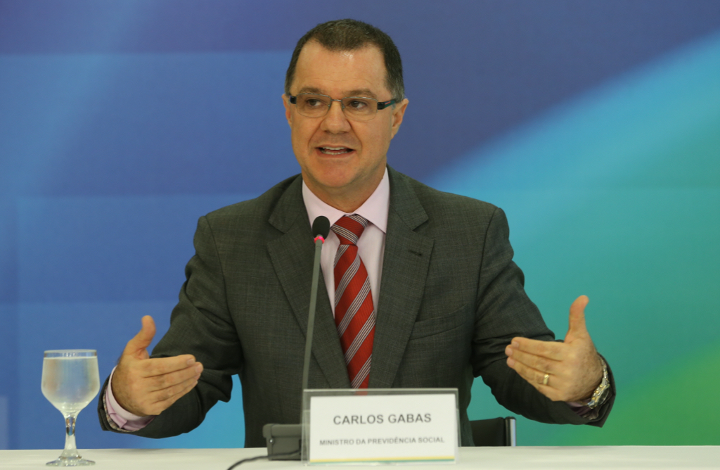 Governo mantém diálogo sobre fator previdenciário, afirma ministro