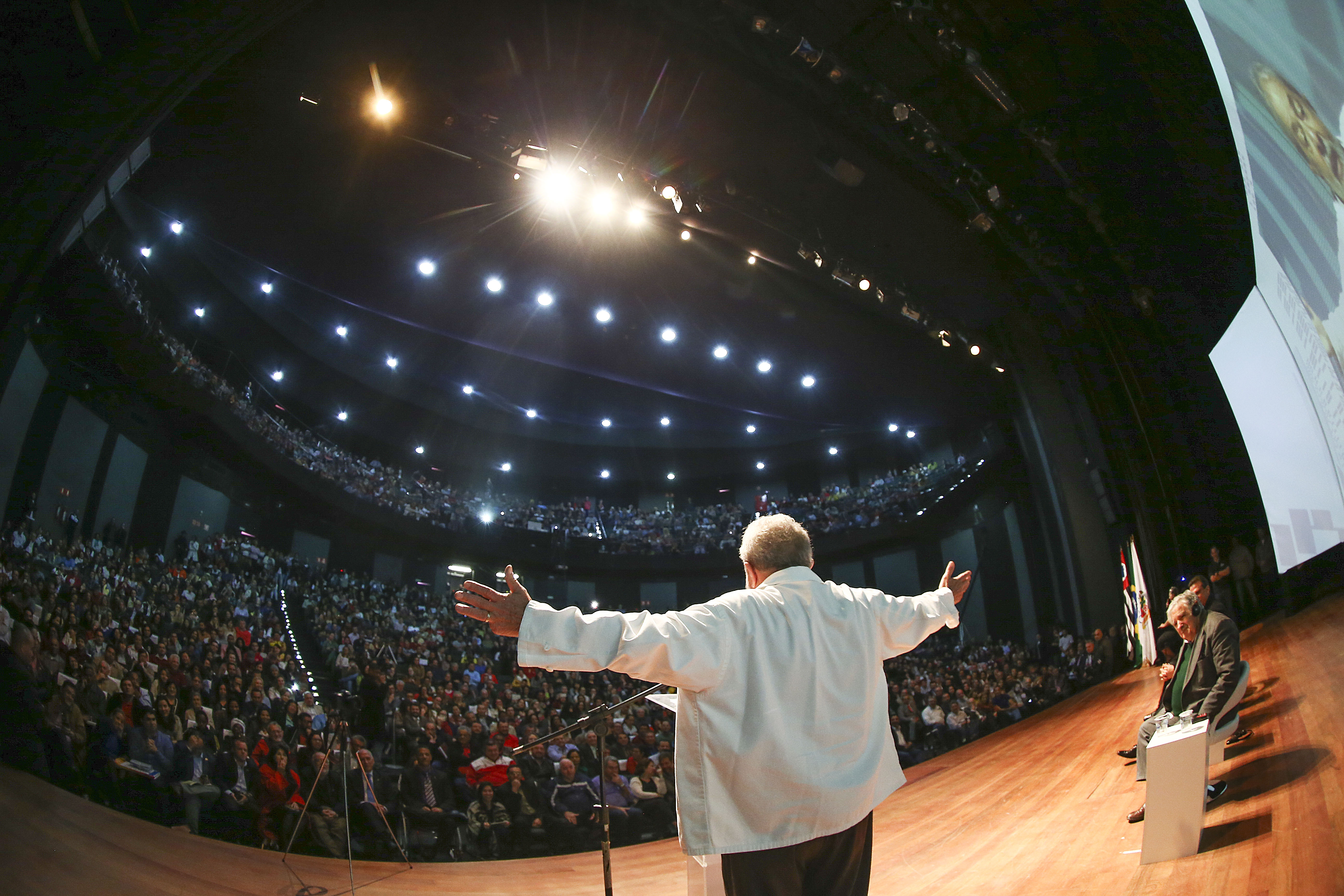 Lula diz que ‘voltou a voar outra vez’ e promete ‘incomodar’