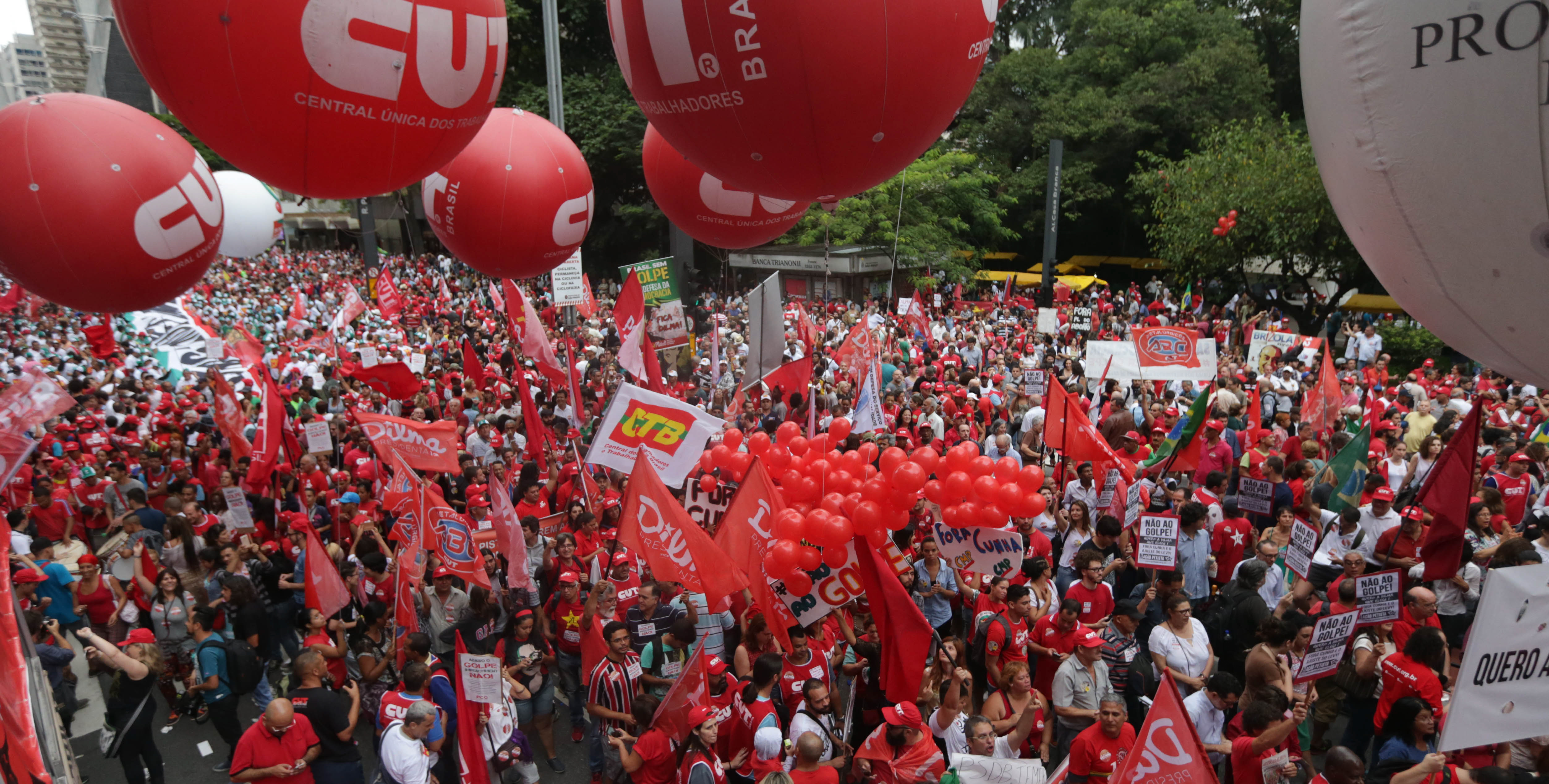 Em SP, mais de 100 mil ocupam a Paulista contra o golpe