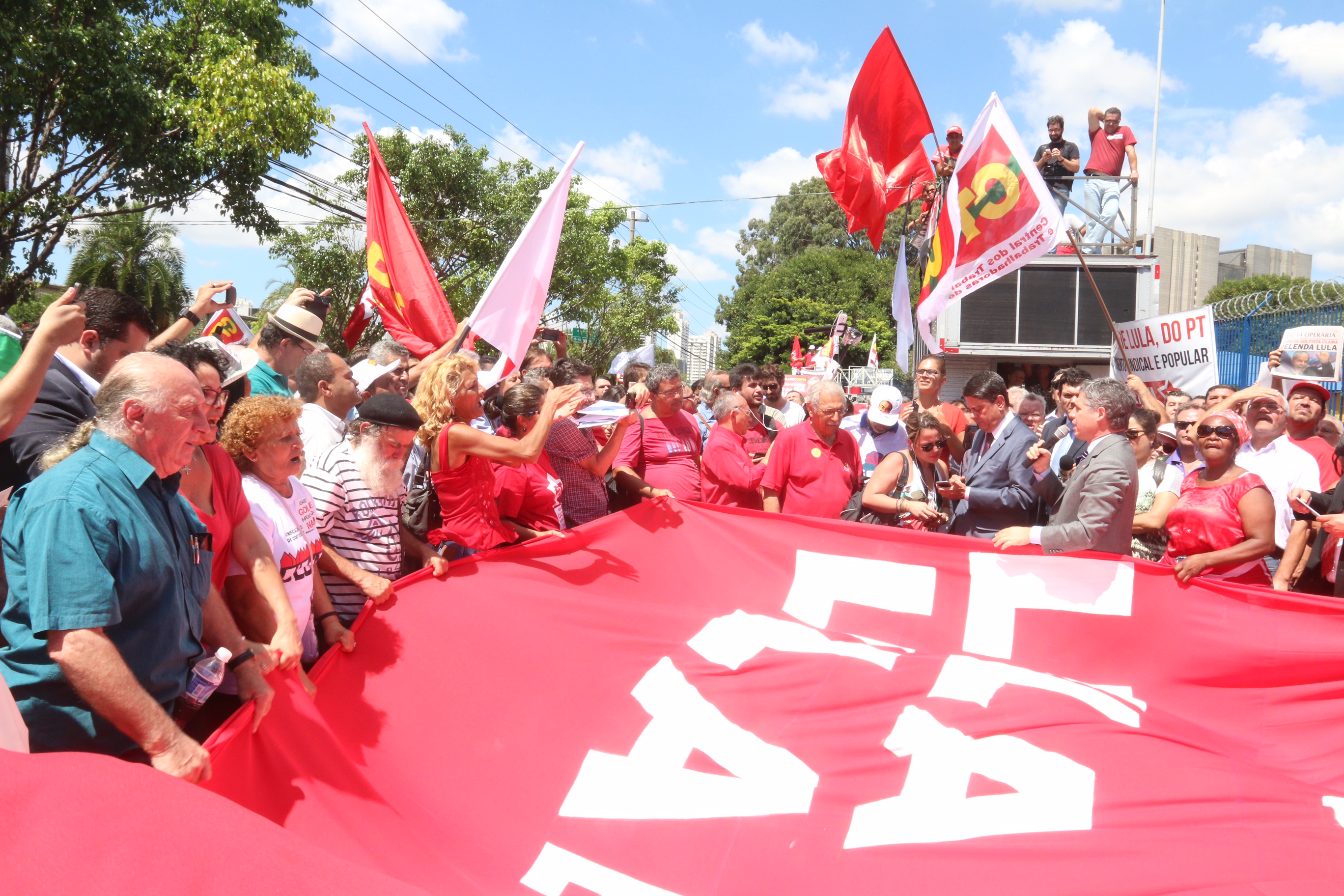 Povo com Lula: militância em peso se reúne em Fórum onde ex-presidente iria depor